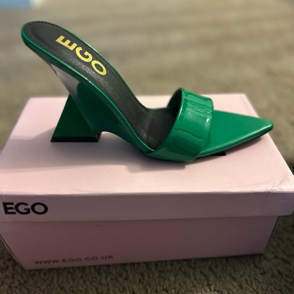 PAPRIKA POINTED PEEP TOE CUT OUT WEDGE HEEL MULE IN GREEN PATENT - Picture 4 of 5